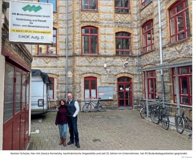 Innenhof historisch mit Inhaber Schulze und Jessica